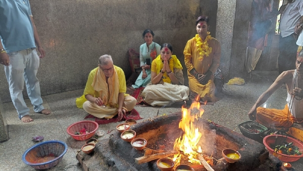 मंदिर में पूजा अर्चना करती अग्निमित्र पाल