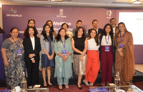 ‘वी राइज’ के तहत सम्मानित महिला उद्यमियों के साथ अन्ना रॉय और हेमंत कुमार रुइया
