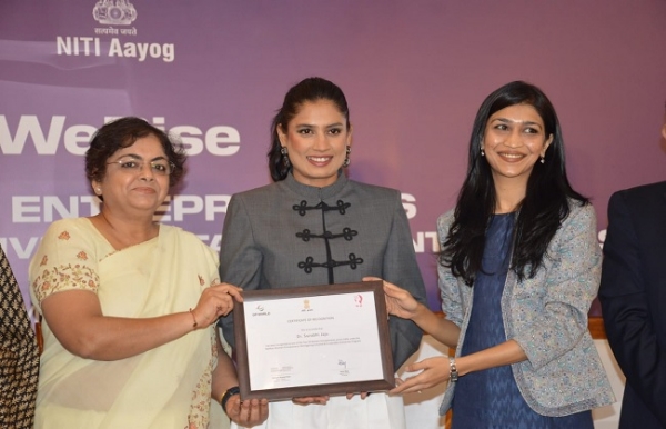‘वी राइज’ के तहत सम्मानित महिला उद्यमियों के साथ अन्ना रॉय और हेमंत कुमार रुइया