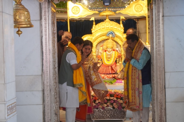 भाजपा के राष्ट्रीय अध्यक्ष नितिन नवीन, दिल्ली अध्यक्ष हर्ष मल्होत्रा, सांसद बांसुरी स्वराज झंडेवालान मंदिर में पूजा-अर्चना करते हुए।