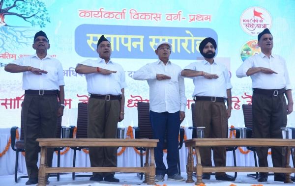 मंचासीन संघ के सह सरकार्यवाह रामदत्त चक्रधर
