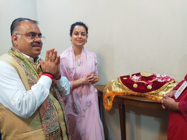 भाजपा महासचिव तरुण चुघ और सांसद कंगना रनौैत मौजूद।