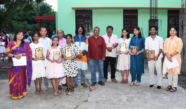 ৰবীন্দ্ৰ সঙ্গীত আৰু ৰবীন্দ্ৰ নৃত্যৰ ১৮ গৰাকী বিজয়ী প্ৰতিযোগীক তেজপুৰত অভিনন্দন জ্ঞাপন