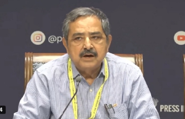 नीति आयोग की शाषी परिषद की 11वीं बैठक के बाद प्रेस को संबोधित करते अशोक कुमार लाहिड़ी