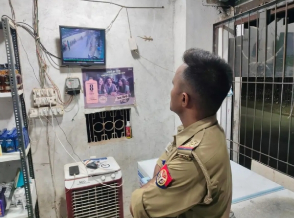 सीसीटीवी खंगालती पुलिस सीसीटीवी खंगालती पुलिस