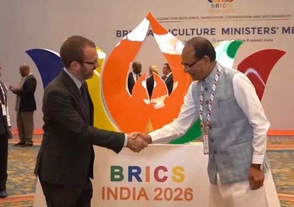 ब्रिक्स सम्मेलन में केन्द्रीय कृषि मंत्री चौहान विदेशी प्रतिनिधि का स्वागत करते हुए
