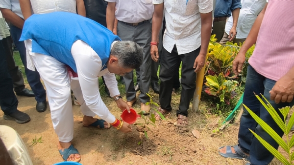 ডিমৰীয়াৰ বগিবাৰীৰ স্বেচ্ছাসেৱী সংস্থা কলং কপিলীত কৃষি মন্ত্ৰী পীযুষ হাজৰীকা
