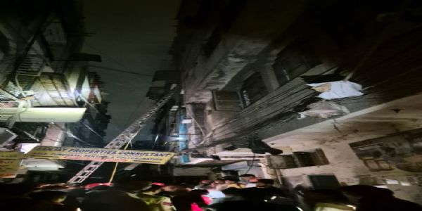 গোবিন্দপুৰীৰ পাঁচ মহলীয়া অট্টালিকাত অগ্নিকাণ্ডৰ ফলত তিনিজনৰ মৃত্যু, ৫জনক উদ্ধাৰ