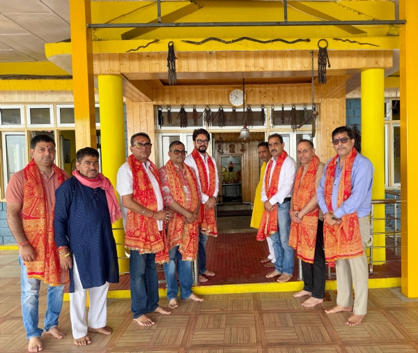 धर्मशाला के इन्द्रूनाग मंदिर में पूजा अर्चना के दौरान सांसद अनुराग और एचपीसीए पदाधिकारी। धर्मशाला के इन्द्रूनाग मंदिर में पूजा अर्चना के दौरान सांसद अनुराग और एचपीसीए पदाधिकारी।