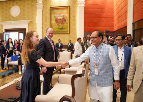 बिक्स सम्मेलन में विदेशी मेहमान का स्वागत करते हुए शिवराज सिंह