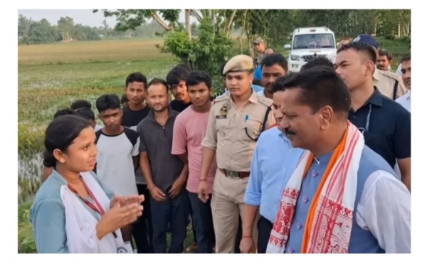 Ashok Singhal Reviewing the India-Bangladesh Border Situation in Dhubri.