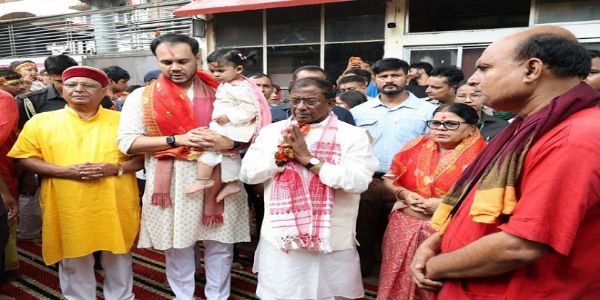 ৰাজ্যপাল লক্ষ্মণ প্ৰসাদ আচাৰ্য্যৰ সপত্নীক মা কামাখ্যা মন্দিৰ দৰ্শন