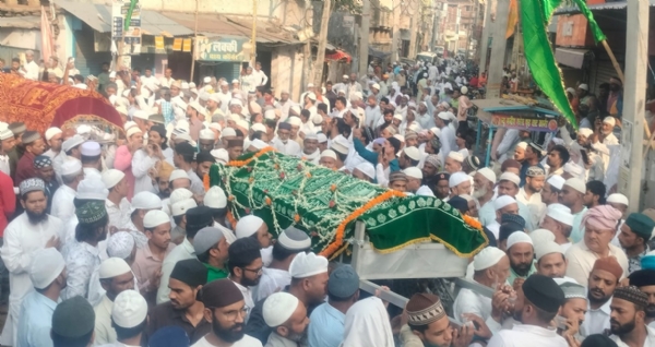 अंतिम यात्रा में हजारों लोगों ने हिस्सा लिया।