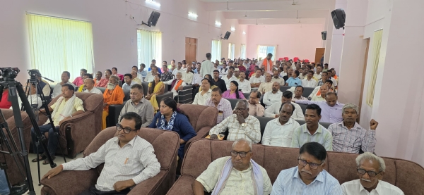 कार्यक्रम में मौजूद लोग कार्यक्रम में मौजूद लोग