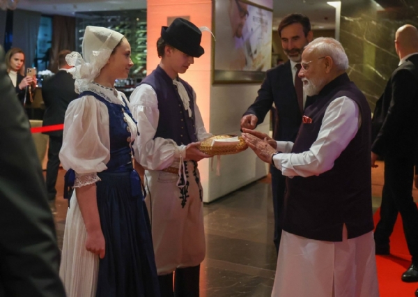 प्रधानमंत्री नरेन्द्र मोदी के एक्स हैंडल पर साझा फोटो के परिचय में बताया गया है कि स्लोवाकिया में स्वागत में ब्रेड और नमक प्रस्तुत करने की परंपरा है।