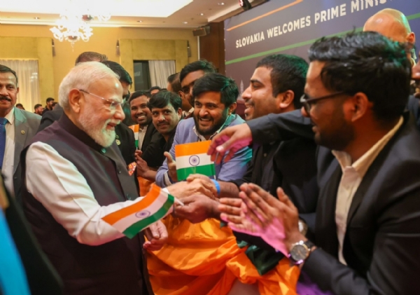 स्लोवाकिया की राजधानी ब्रातिस्लावा में कल प्रधानमंत्री नरेन्द्र मोदी का भारतीय समुदाय ने जोरदार स्वागत किया। यह फोटो भी प्रधानमंत्री के एक्स हैंडल पर साझा किया गया है।