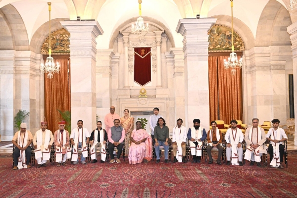राष्ट्रपति द्रौपदी मुर्मु के साथ अन्य लोग मौजूद।
