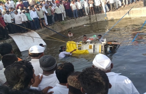 महाराष्ट्र के सोलापुर जिले में वाहन दुर्घटना (प्रतिकात्मक चित्र)।