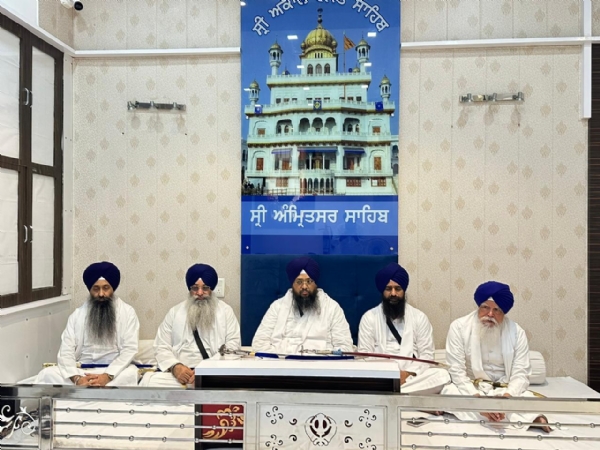 अकाल तख्त साहिब के सचिवालय में बैठक करते पांचाें सिंह साहिबान
