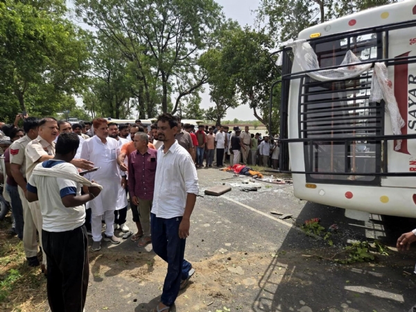 टोहाना में हादसे का शिकार हुई बस।