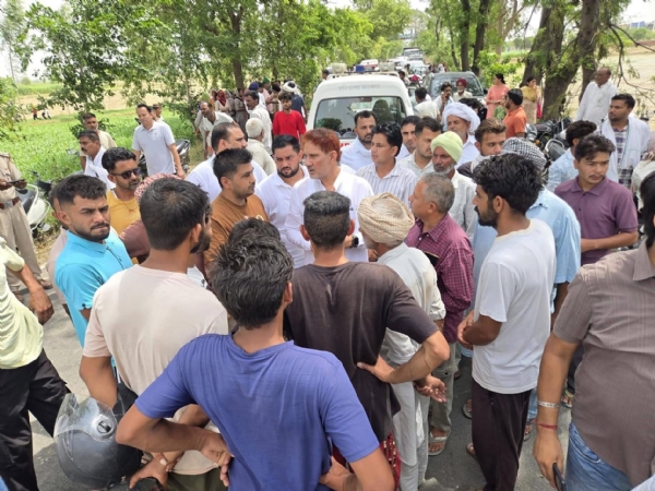 टोहाना में हादसे के बाद मौके पर पहुंचे सांसद सुभाष बराला।