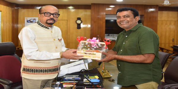 ৰাজ্যপাল ডেকাক মিয়াজাকি আম উপহাৰ জগদলপুৰৰ ট্ৰি মেনৰ
