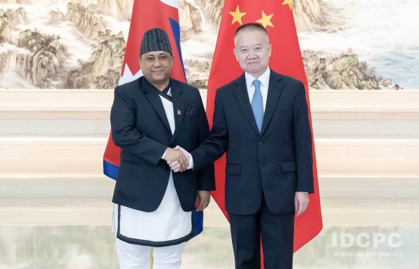 चीनी नेता से मुलाकात करते नेपाल के विदेश मंत्री शिशिर खनाल