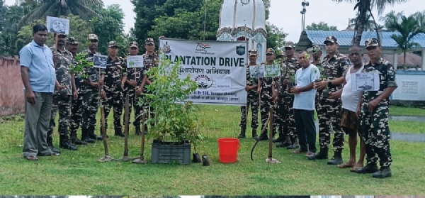 गुवाहाटीः प्रथम वाहिनी एसएसबी द्वारा आयोजित पौधरोपण कार्यक्रम का दृश्य