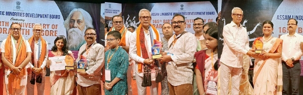 ভাষিক সংখ্যালঘু উন্নয়ন বৰ্ডৰ ৰবীন্দ্ৰ সঙ্গীতৰ ৰাজ্যিক প্ৰতিযোগিতাত তেজপুৰৰ দুই প্ৰতিযোগীৰ স্থান লাভ  দুই প্ৰতিযোগীক পুৰস্কাৰ প্ৰদান  তেজপুৰৰ সমন্বয়ক সাংবাদিক সমীৰ কৰক অভিনন্দন জ্ঞাপন
