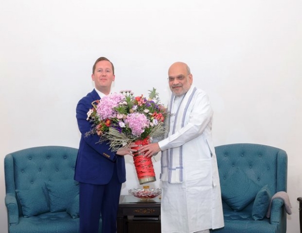 भारत में अमेरिका के राजदूत सर्जियो गोर गुरुवार को केंद्रीय गृह मंत्री अमित शाह से नई दिल्ली में मुलाकात करते हुए भारत में अमेरिका के राजदूत सर्जियो गोर गुरुवार को केंद्रीय गृह मंत्री अमित शाह से नई दिल्ली में मुलाकात करते हुए