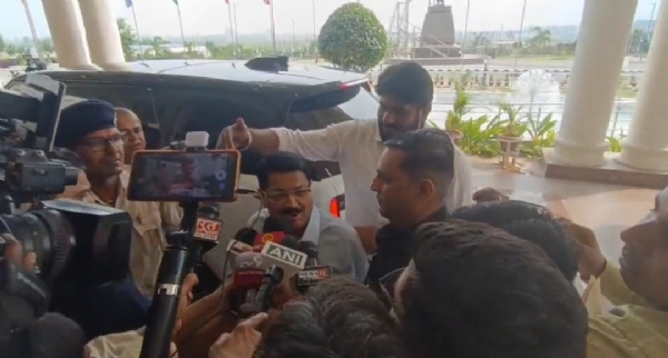 निर्दलीय प्रत्याशी परिमल नाथवानी