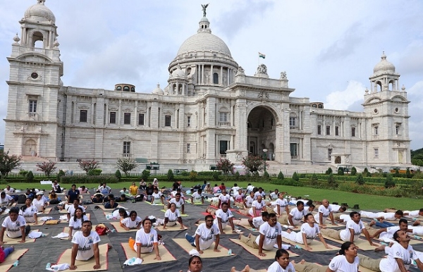 अंतर्राष्ट्रीय योग दिवस से पहले पश्चिम बंगाल में योगाभ्यास से संबंधित गतिविधियां शुरू हो गई हैं।