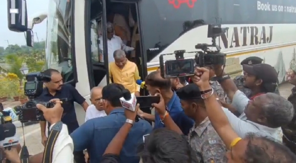 एनडीए विधायक बस से नीचे उतरते हुए