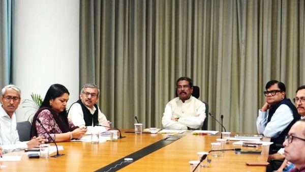 केंद्रीय शिक्षा मंत्री धर्मेंद्र प्रधान गुरुवार को नीट पुनर्परीक्षा की तैयारियों के लिए एक उच्चस्तरीय समीक्षा बैठक की अध्यक्षता करते हुए