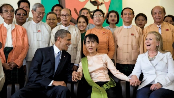 यांगून (म्यांमार) में 19 नवंबर, 2012 को आंग सान सू ची और उनके स्टाफ के साथ तत्कालीन अमेरिकी राष्ट्रपति बराक ओबामा और तत्कालीन अमेरिकी विदेशमंत्री हिलेरी क्लिंटन। आधिकारिक फाइल फोटो -व्हाइट हाउस फ़ोटो