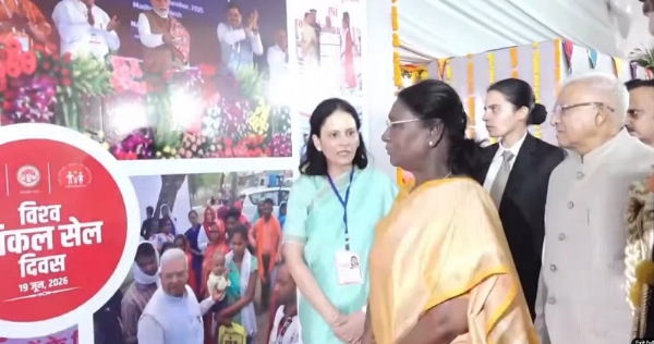 ओंकारेश्वर में विश्व सिकल सेल दिवस समारोह में प्रदर्शनी का अवलोकन करती हुई राष्ट्रपति