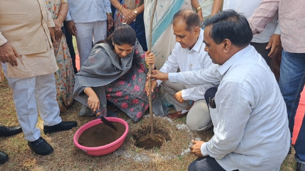 सूरत में वृक्षारोपण करती केंद्रीय खेल एवं युवा मामलों की राज्य मंत्री रक्षा खडसे