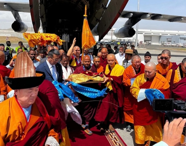 भगवान बुद्ध के प्रमुख शिष्यों के पवित्र अवशेष मंगोलिया पहुंचने पर एयरपोर्ट पर हुआ भव्य स्वागत