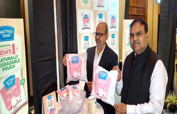 भारत का पहला मिट्टी में घुलनशील दूध पाउच को लॉन्च करते मदर डेयरी