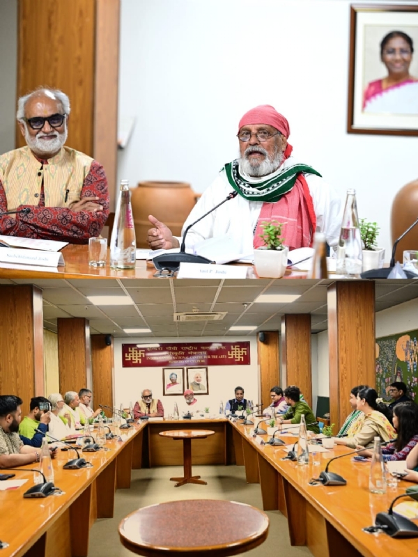 आईजीएनसीए के सदस्य सचिव डॉ सच्चिदानंद जोशी और  पर्यावरण कार्यकर्ता डॉ. अनिल जोशी मौजूद।
