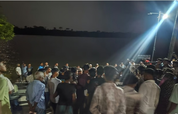 बांग्लादेश के बागेरहाट में ऐतिहासिक खान जहान (आर.) दरगाह के करीब स्थित तालाब में सोमवार रात एक बच्ची की तलाश की गई। बताया गया है कि मगरमच्छ  बच्ची को तालाब में खींच ले गया है। दमकल विभाग स्थानीय लोगों की मदद से लापता बच्ची को ढूंढने के लिए रेस्क्यू ऑपरेशन चला रहा है।  फोटो - प्रोथोम अलो