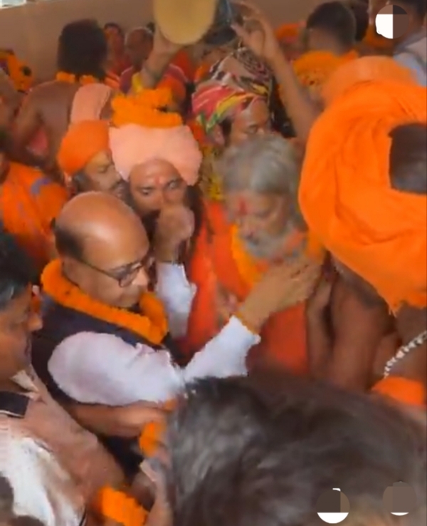 नागा साधुओं के साथ कामाख्या मंदिर तक पदयात्रा में शामिल विधायक विजय गुप्ता की तस्वीर। नागा साधुओं के साथ कामाख्या मंदिर तक पदयात्रा में शामिल विधायक विजय गुप्ता की तस्वीर।