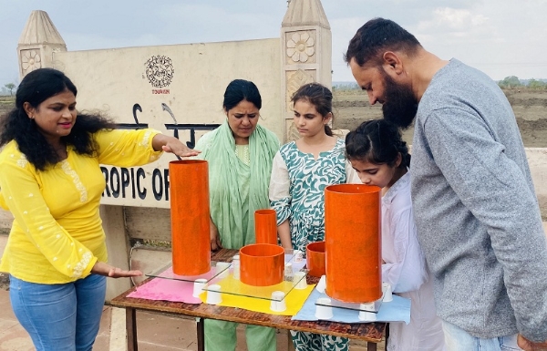 सूर्य के उत्तरायण यात्रा पूर्ण होने की खगोलीय घटना की जानकारी देते हुए विज्ञान प्रसारक सारिका घारू