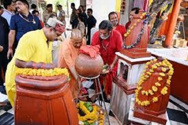 दतिया के पीतांबरा पीठ पहुंचे सीएम योगी दतिया के पीतांबरा पीठ पहुंचे सीएम योगी
