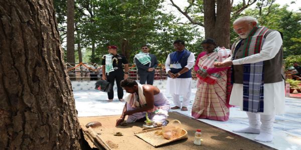 ৰাষ্ট্ৰপতি দ্ৰৌপদী মুৰ্মুৰ গাঁও পাহাৰপুৰৰ গোঁসানী পীঠত প্ৰধানমন্ত্ৰী মোদীৰ পূজা অৰ্চনা