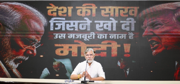 नई दिल्ली स्थित कांग्रेस मुख्यालय में आयोजित पत्रकार वार्ता के दौरान कांग्रेस मीडिया विभाग के प्रमुख पवन खेड़ा।
