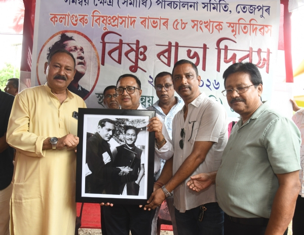 কলাগুৰু বিষ্ণুপ্ৰসাদ ৰাভাৰ ৰূপসজ্জাৰ শিল্পী হোমেশ্বৰ শৰ্মাৰ বাসগৃহত সংৰক্ষিত হৈ থকা বিষ্ণুপ্ৰসাদ ৰাভা আৰু নটসূৰ্য্য ফণী শৰ্মাৰ দুখনকৈ আপুৰুগীয়া আলোকচিত্ৰ অসমীয়া ভাষা উন্নতি সাধিনী সভাৰ সম্পাদকে উপহাৰ দিলে কলাগুৰুৰ পুত্ৰ আৰু জিলা আয়ুক্তক