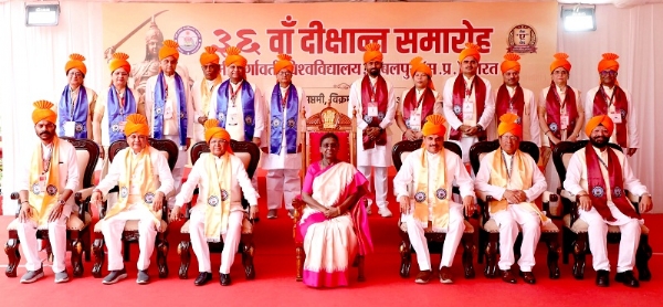 राष्ट्रपति, राज्यपाल, मुख्यमंत्री और रानी दुर्गावती विश्वविद्यालय के 36वें दीक्षांत समारोह में शामिल उपाधि धारकों का समूह चित्र
