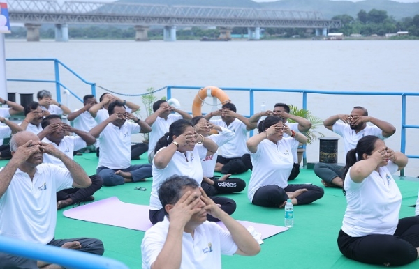 অসমৰ ব্ৰহ্মপুত্ৰ জলপথত আই ডব্লিউ এ আইৰ উদ্যোগত আন্তঃৰাষ্ট্ৰীয় যোগ দিৱস উদযাপন