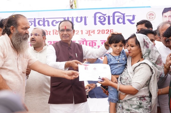 सीहोर जिले में जनकल्याण शिविर में हितग्राहियों को प्रमाण पत्र वितरित करते हुए शिवराज सिंह